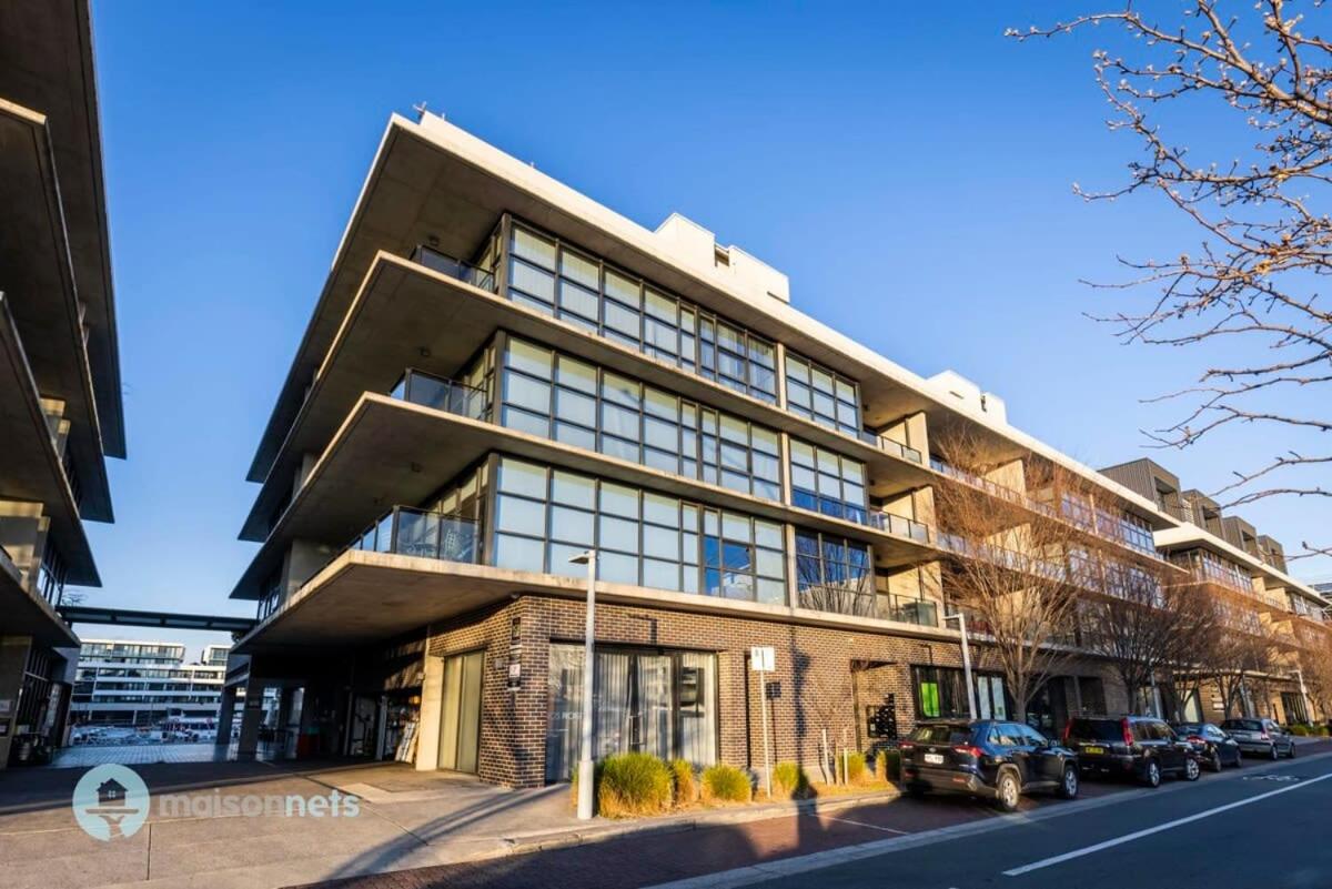 Large Modern 2 Bdrm Apt, Water Views, 2x Car Spots