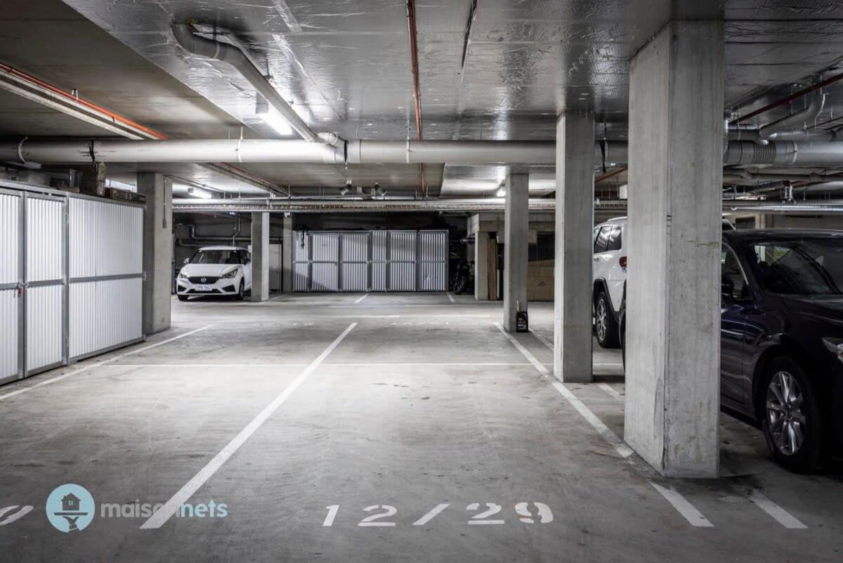 Large Modern 2 Bdrm Apt, Water Views, 2x Car Spots