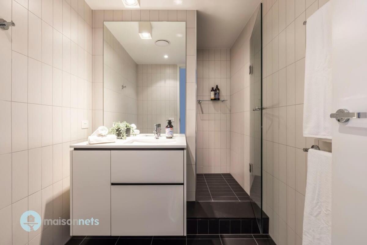 Large Modern 2 Bdrm Apt, Water Views, 2x Car Spots