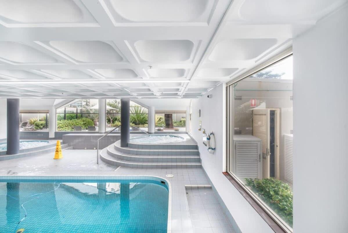 Surfers Paradise Beachfront Pool and Views