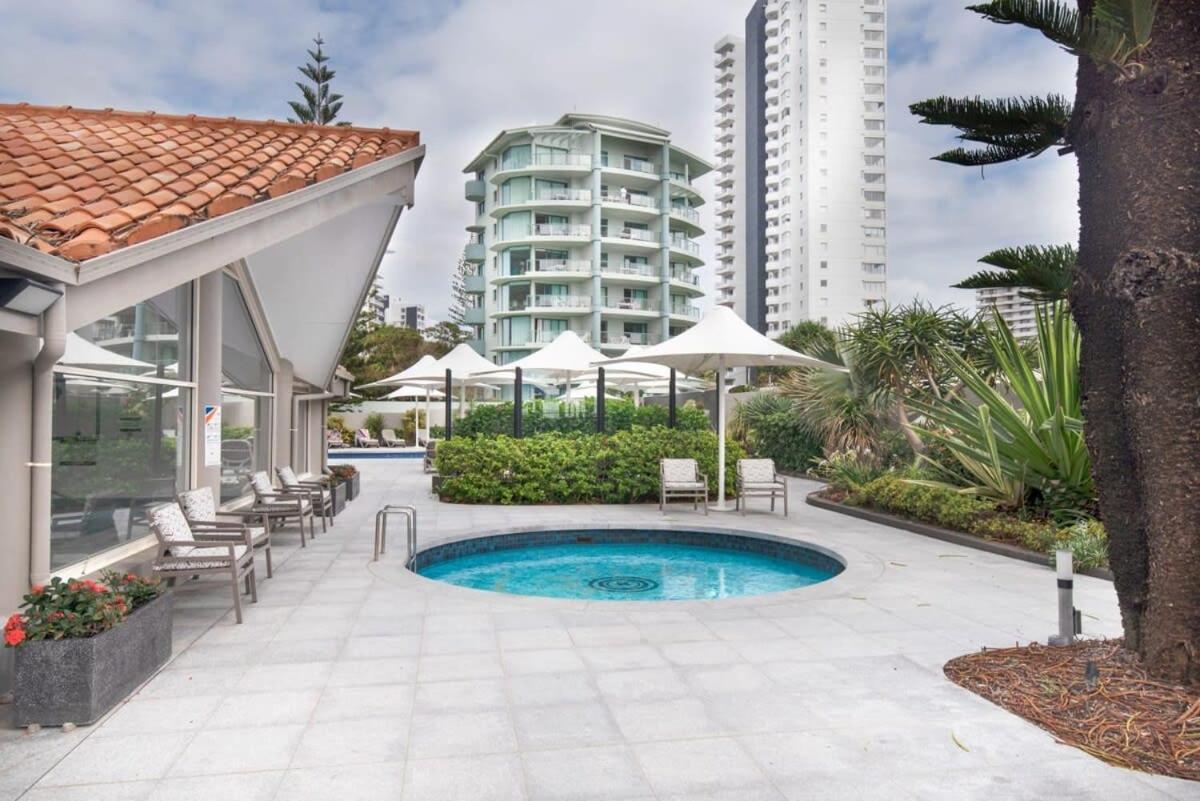 Surfers Paradise Beachfront Pool and Views