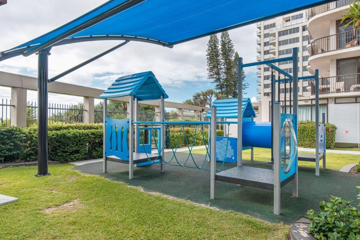 Surfers Paradise Beachfront Pool and Views