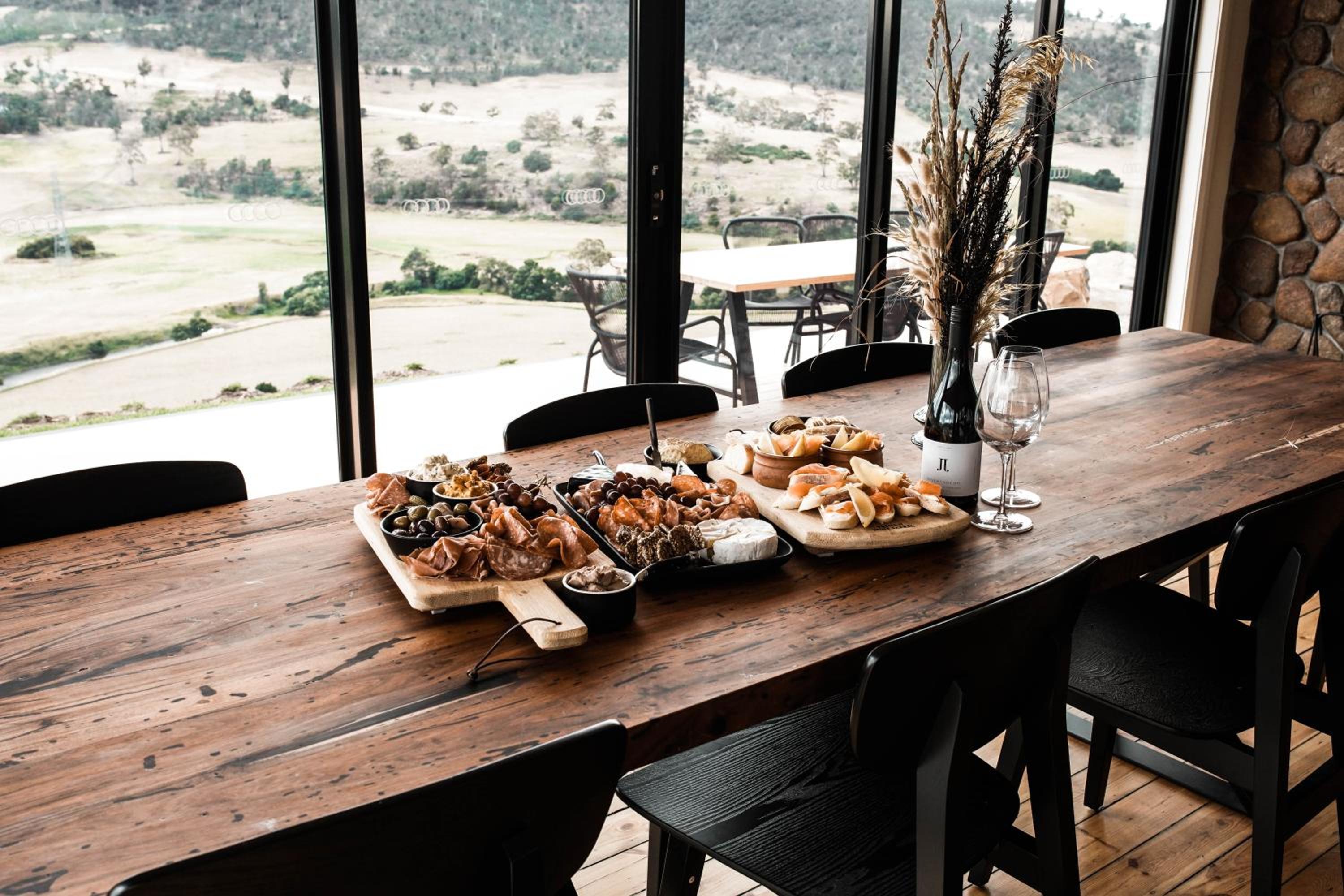 The Picker's Hut - Luxury Farm Stay