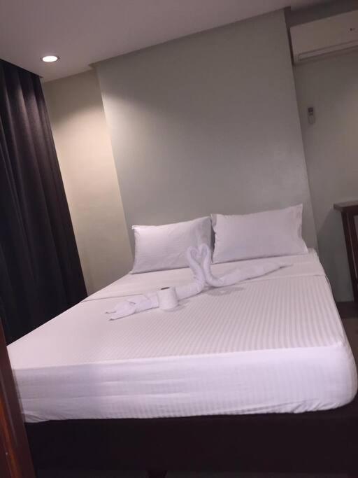 Spacious Studio Apartment B206 view 2