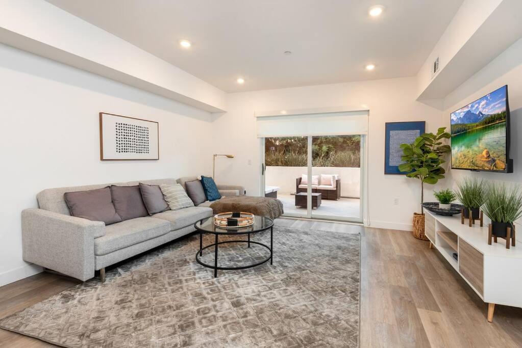 Burbank Vacations - Luxury 2 Bedroom In Larchmont Sleeps 4 W. Roof Top - Property Image 1