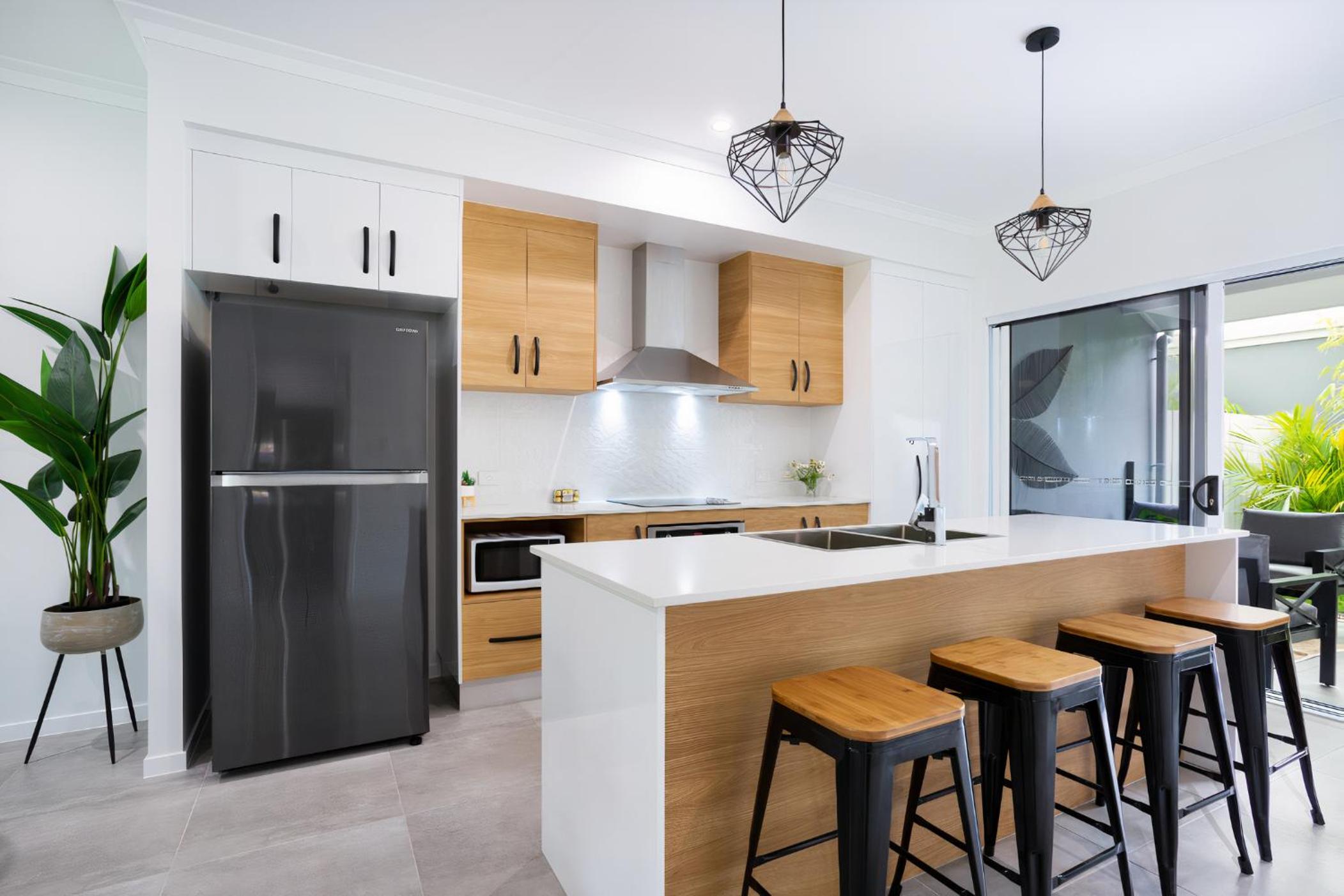 Hamptons Spa Villa - Edge Hill Cairns sleeps 9 Pet Friendly