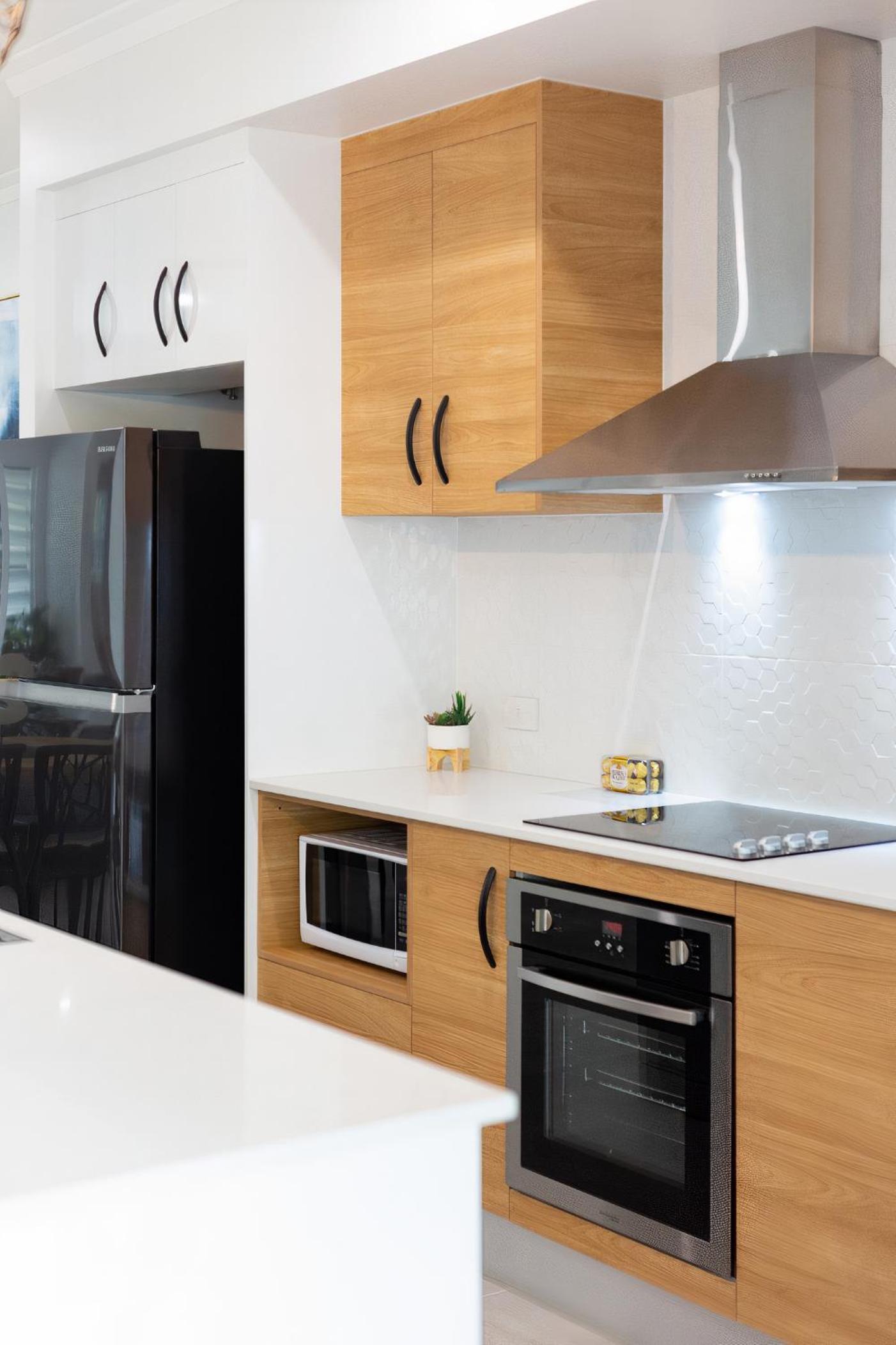 Hamptons Spa Villa - Edge Hill Cairns sleeps 9 Pet Friendly