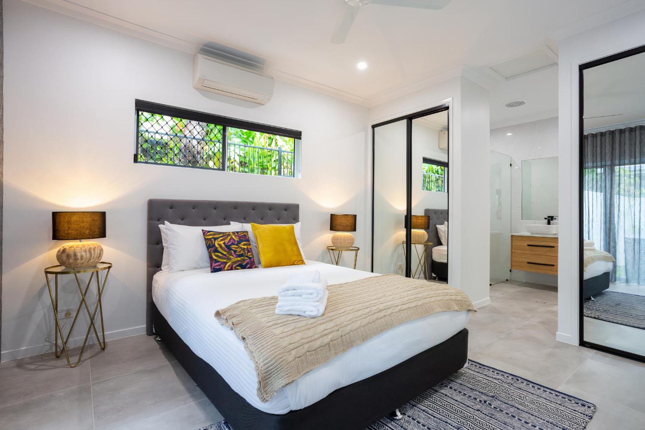 Hamptons Spa Villa - Edge Hill Cairns sleeps 9 Pet Friendly
