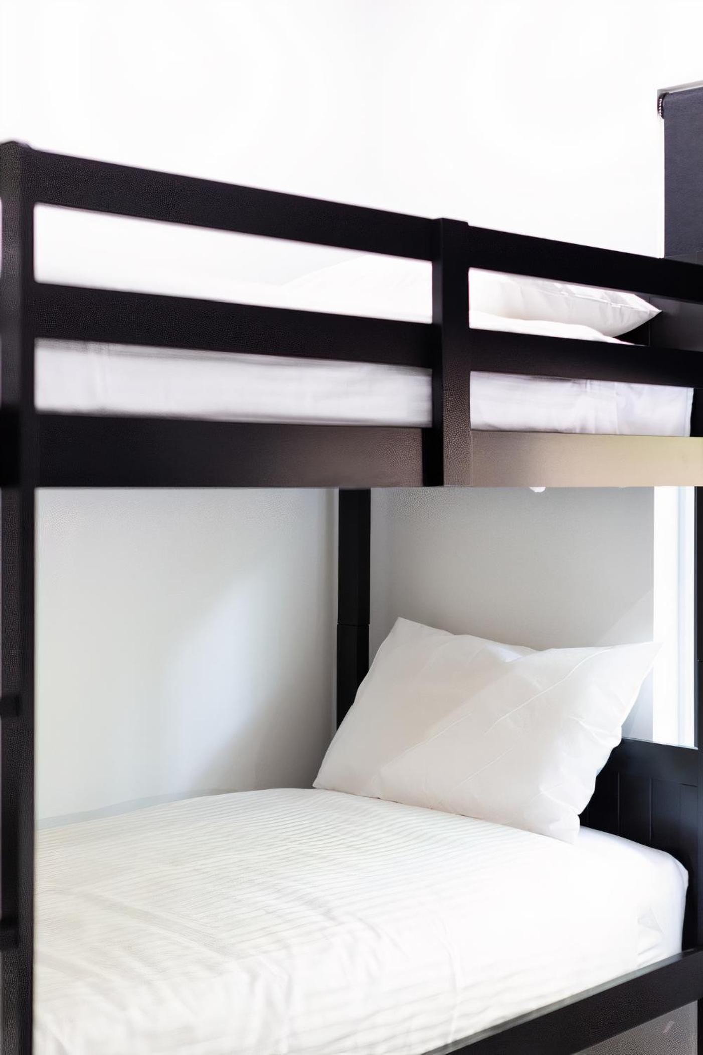 Hamptons Spa Villa - Edge Hill Cairns sleeps 9 Pet Friendly