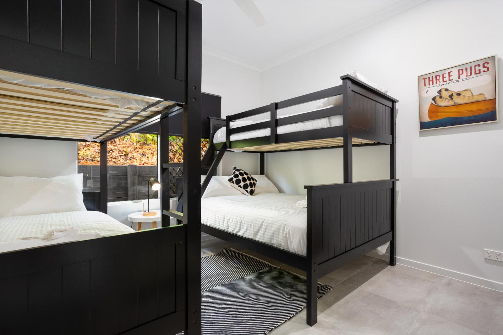 Hamptons Spa Villa - Edge Hill Cairns sleeps 9 Pet Friendly