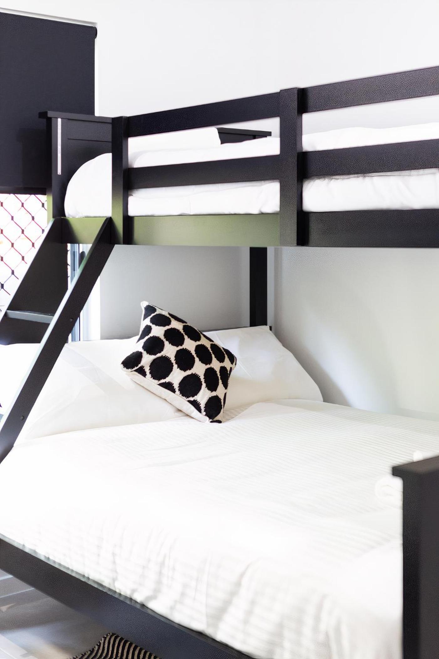 Hamptons Spa Villa - Edge Hill Cairns sleeps 9 Pet Friendly