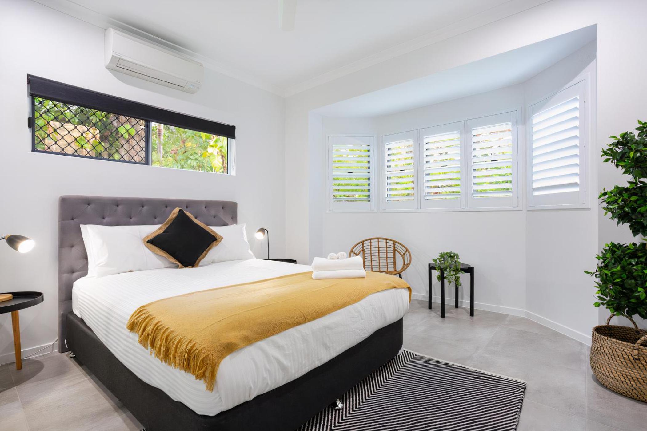 Hamptons Spa Villa - Edge Hill Cairns sleeps 9 Pet Friendly