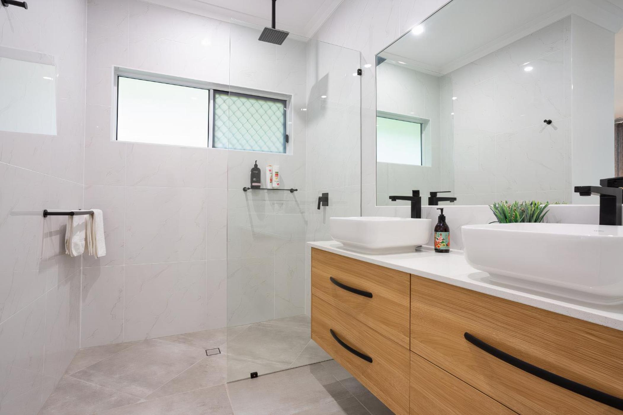 Hamptons Spa Villa - Edge Hill Cairns sleeps 9 Pet Friendly