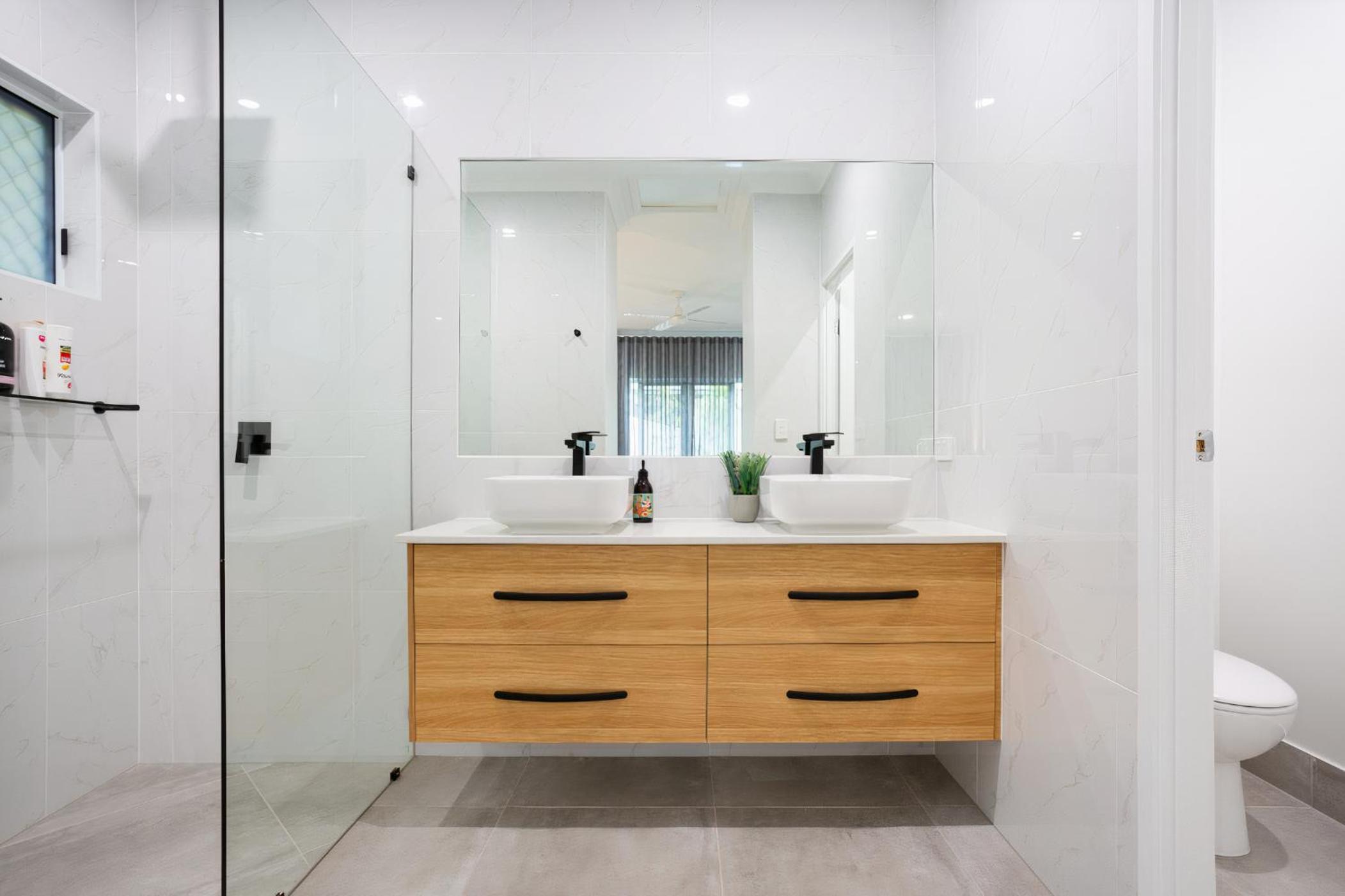 Hamptons Spa Villa - Edge Hill Cairns sleeps 9 Pet Friendly