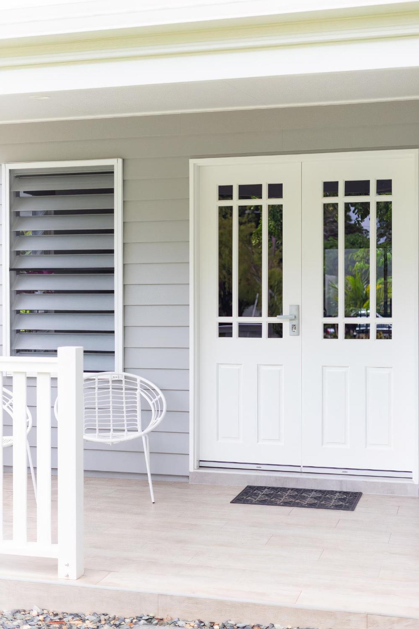 Hamptons Spa Villa - Edge Hill Cairns sleeps 9 Pet Friendly
