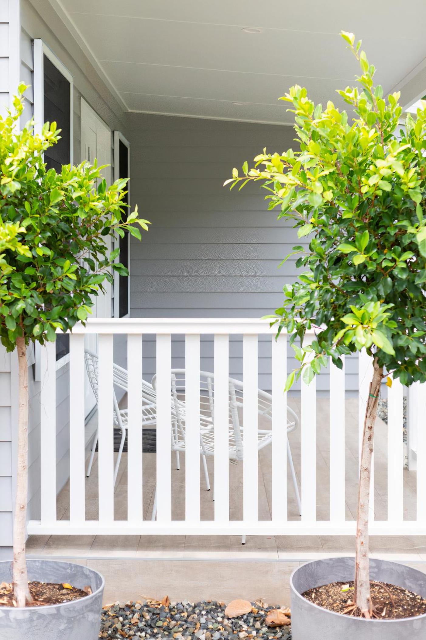 Hamptons Spa Villa - Edge Hill Cairns sleeps 9 Pet Friendly