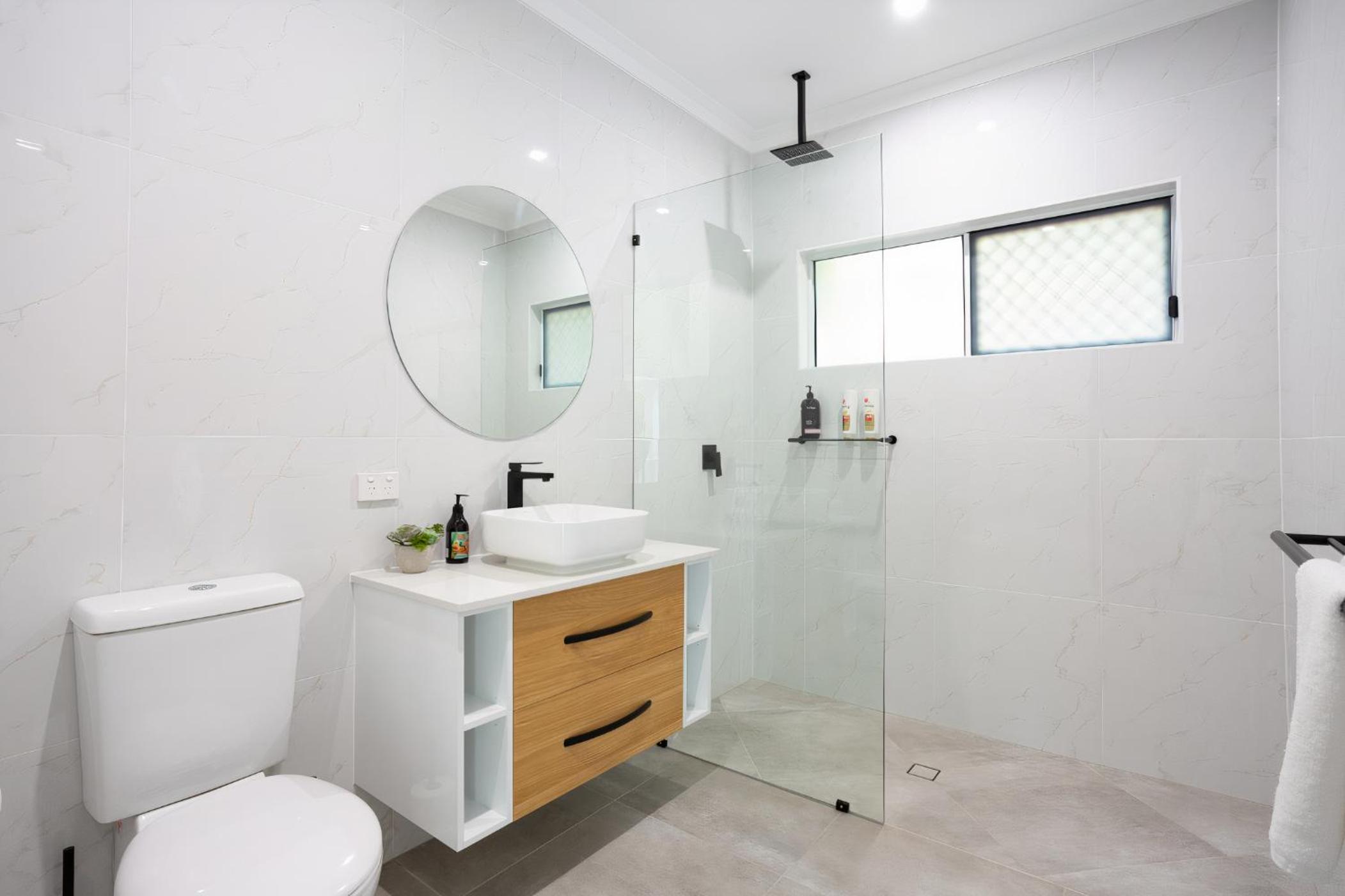 Hamptons Spa Villa - Edge Hill Cairns sleeps 9 Pet Friendly