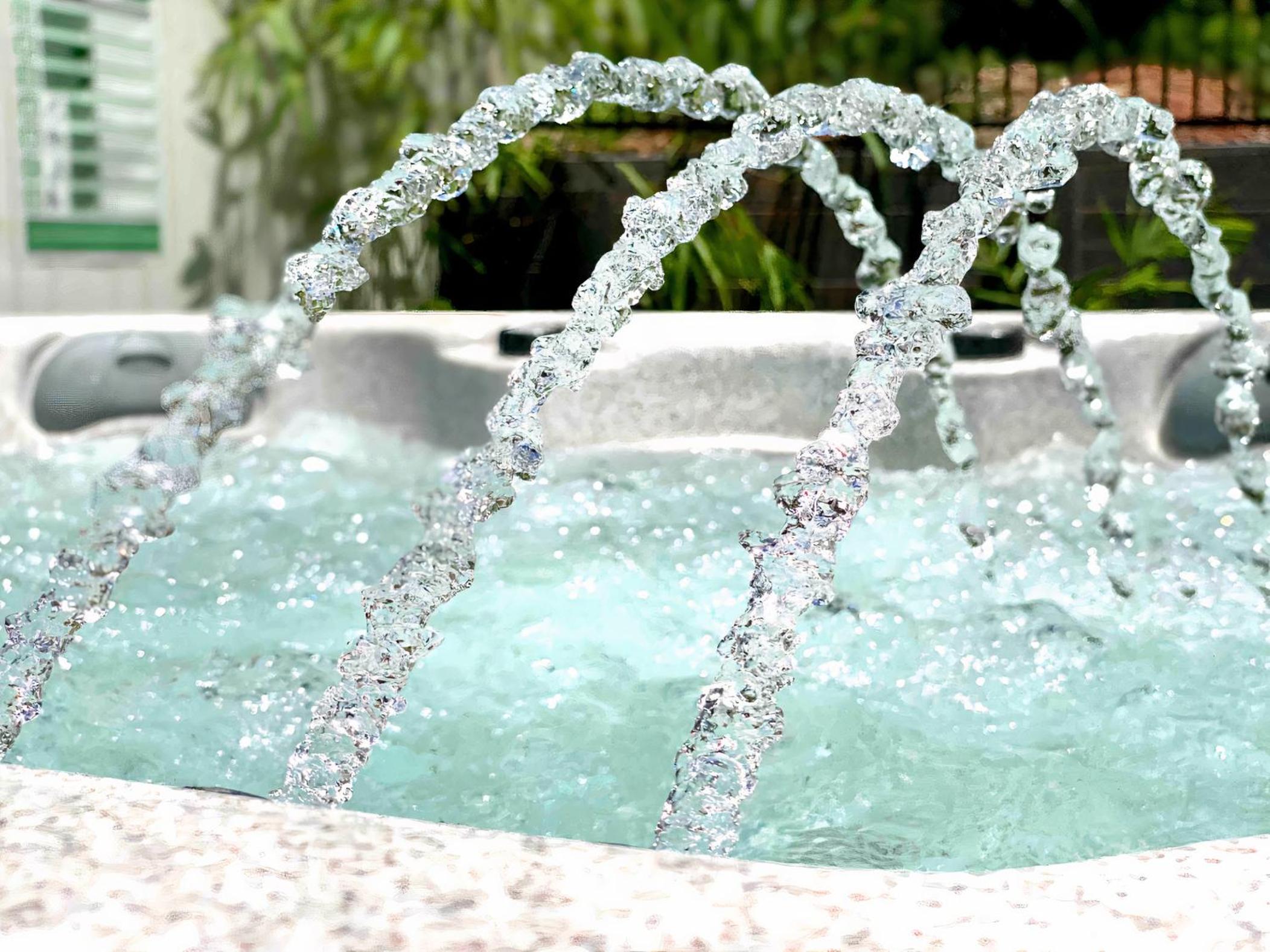 Hamptons Spa Villa - Edge Hill Cairns sleeps 9 Pet Friendly