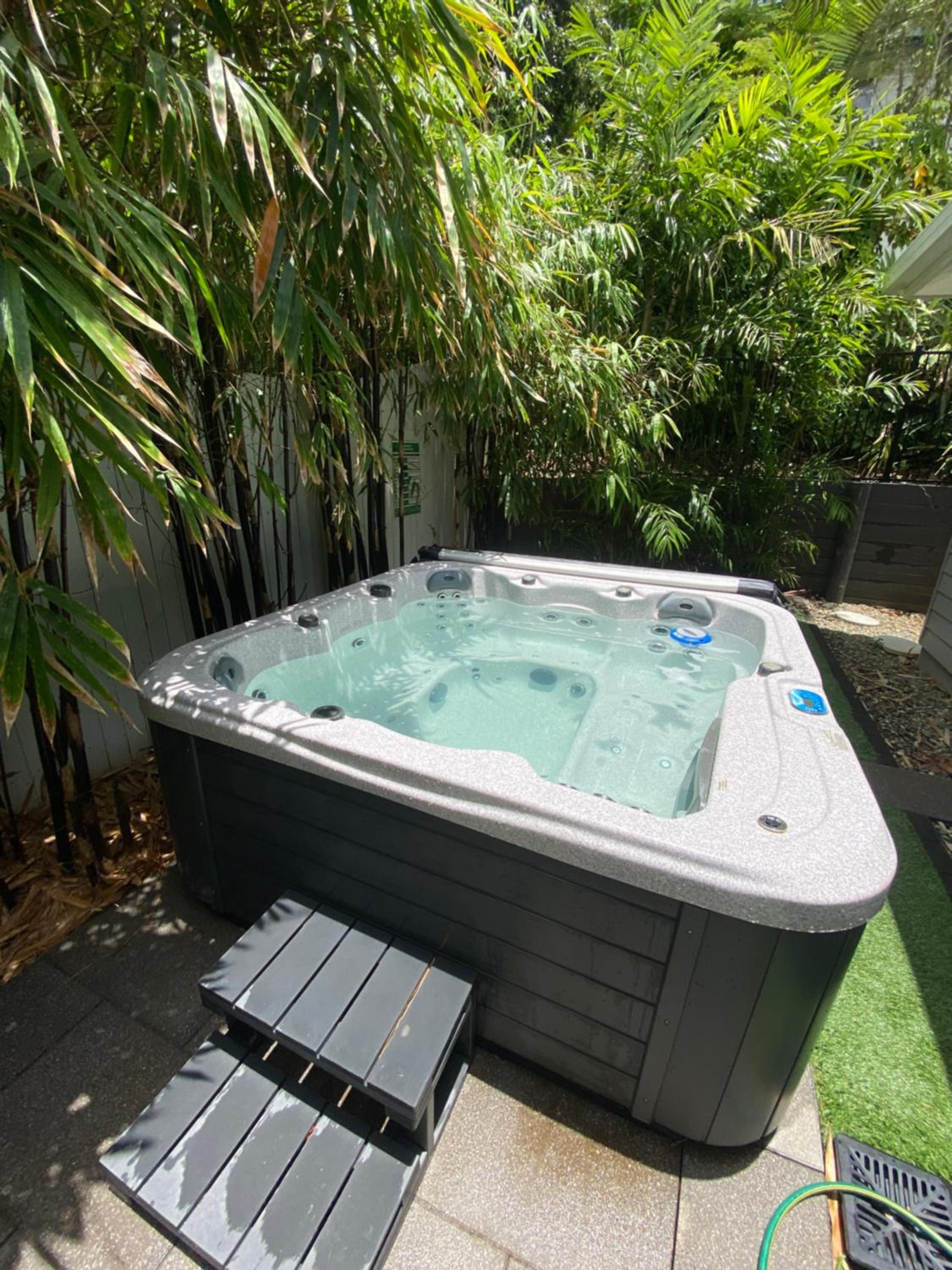 Hamptons Spa Villa - Edge Hill Cairns sleeps 9 Pet Friendly