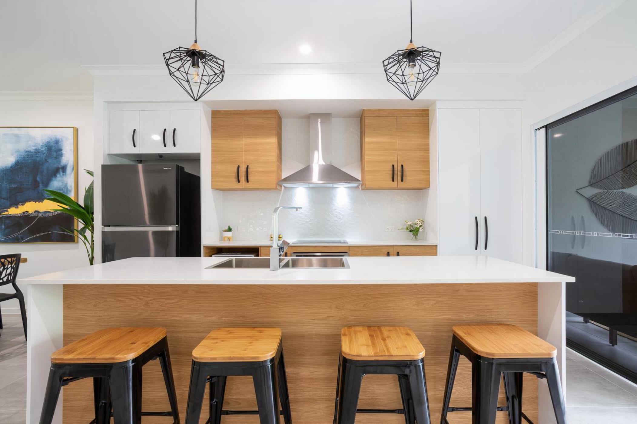 Hamptons Spa Villa - Edge Hill Cairns sleeps 9 Pet Friendly