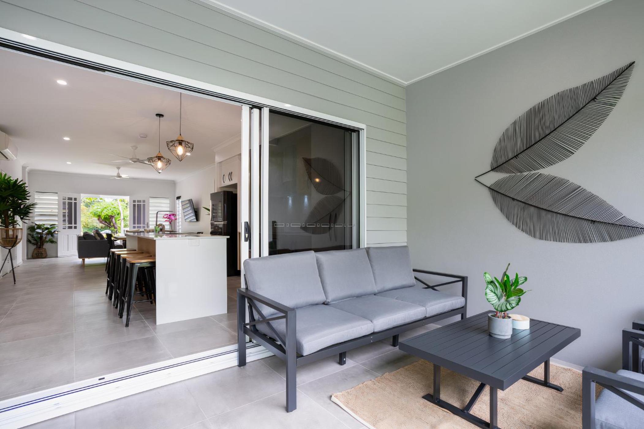 Hamptons Spa Villa - Edge Hill Cairns sleeps 9 Pet Friendly