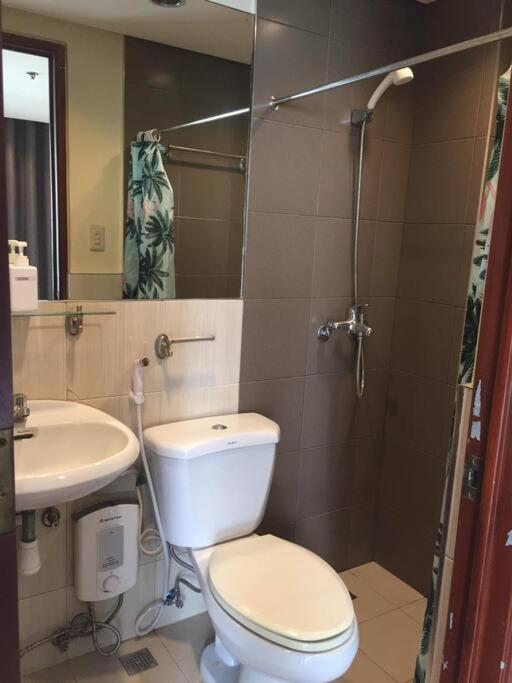 Spacious Studio Apartment B303 view 3