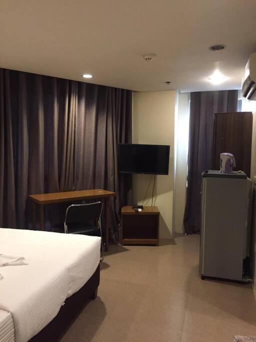Spacious Studio Apartment B303 view 4