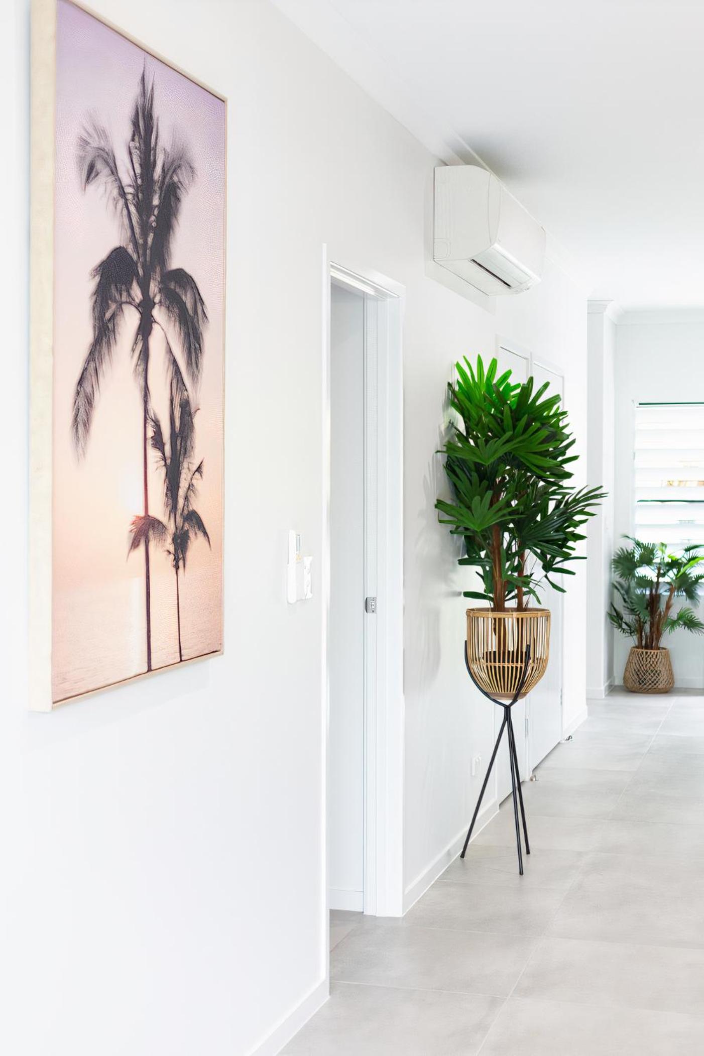 Hamptons Spa Villa - Edge Hill Cairns sleeps 9 Pet Friendly