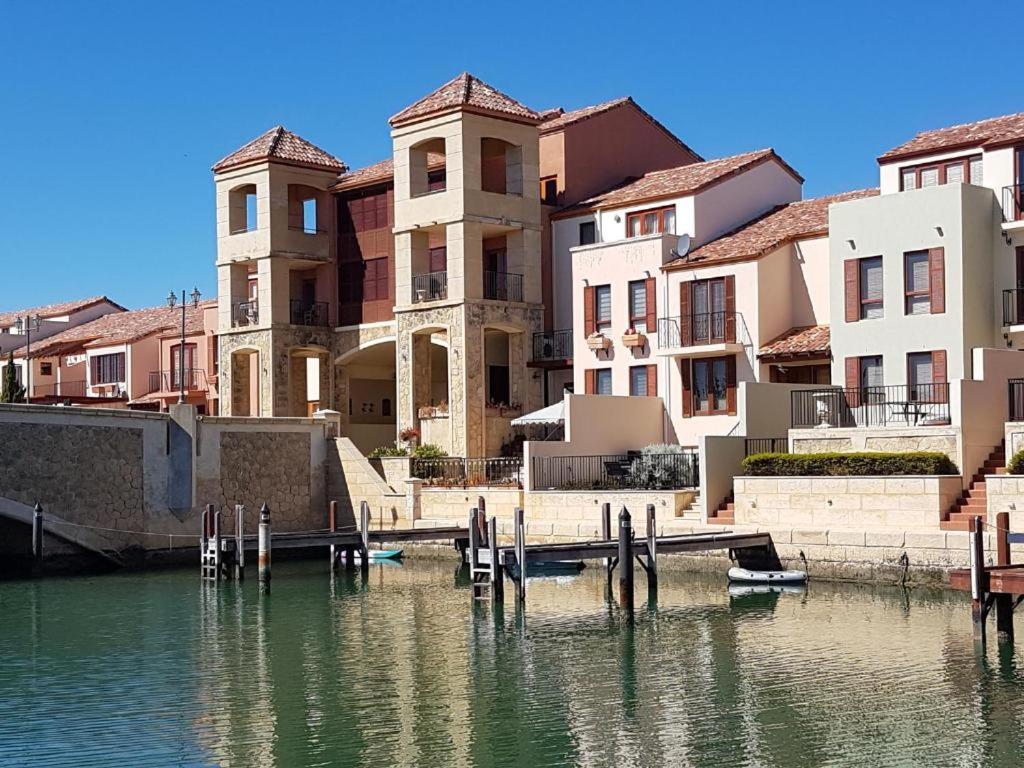 Hotel Dophin Beach House - Wannanup, Mandurah between the estuary and the ocean - Image 1