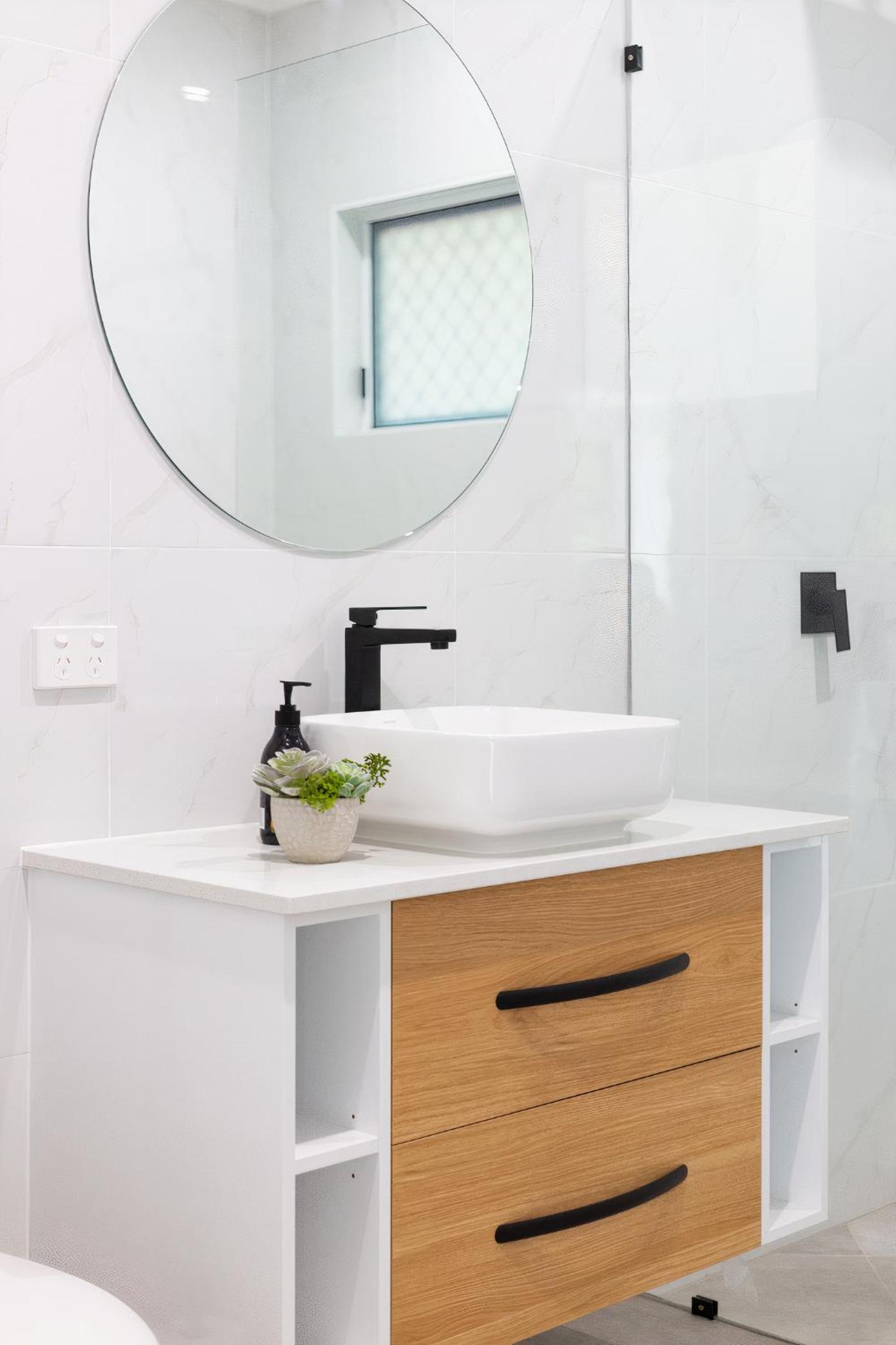 Hamptons Spa Villa - Edge Hill Cairns sleeps 9 Pet Friendly