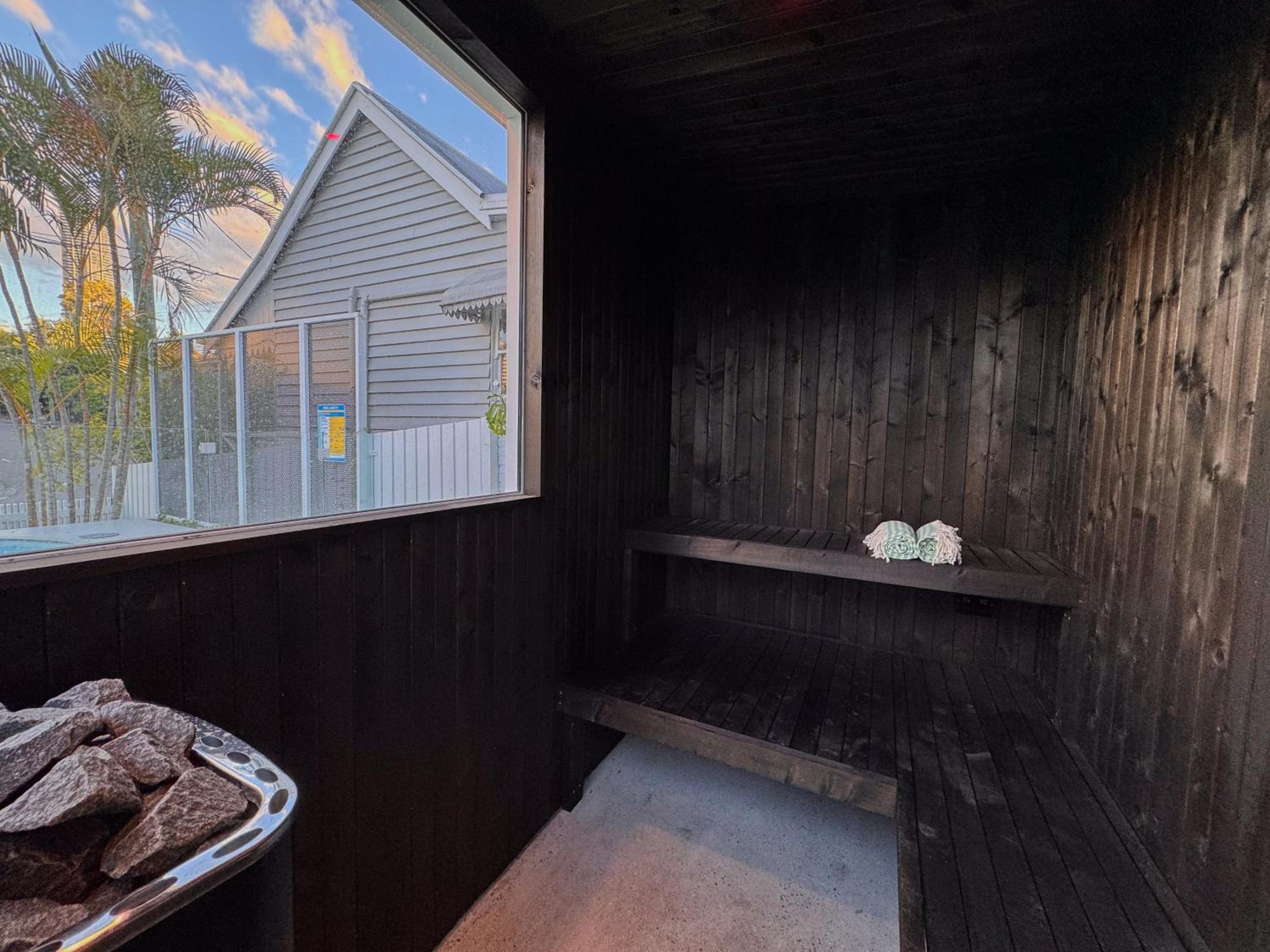 Springhill Retreat - Inner-city, pool + sauna