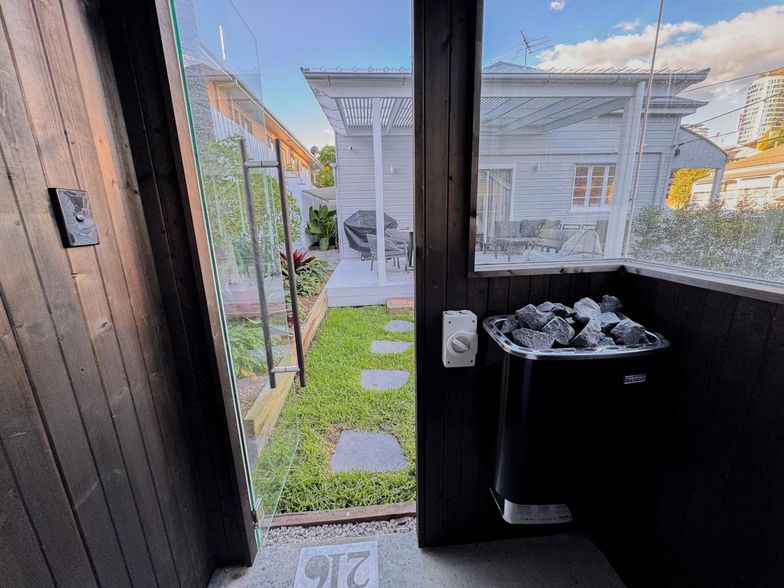 Springhill Retreat - Inner-city, pool + sauna