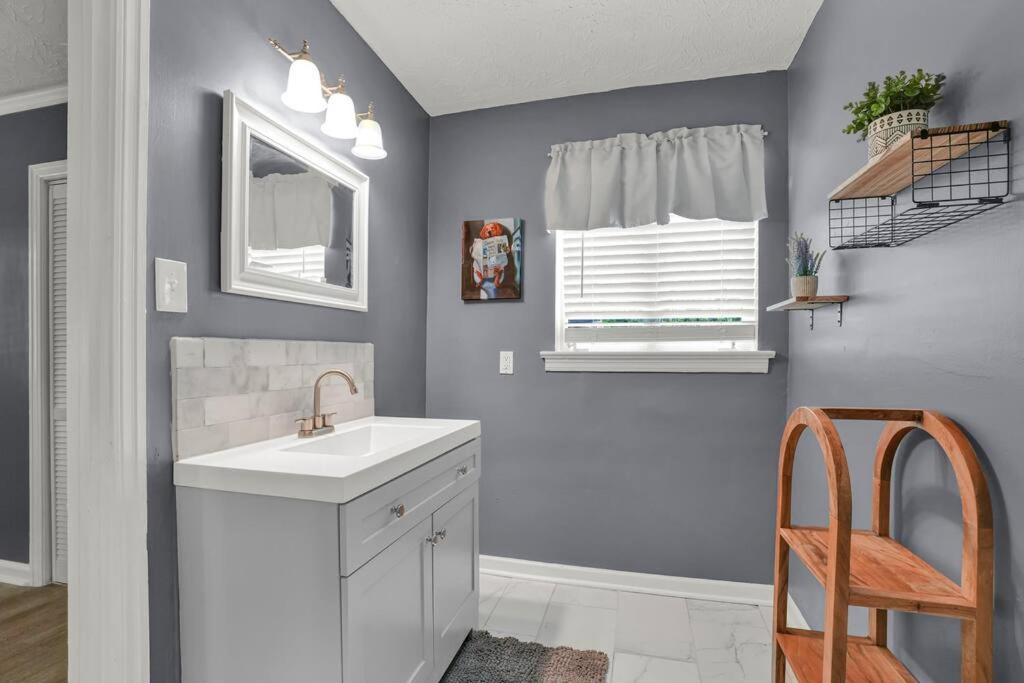 Daniel's Midtown Retreat - Pet Friendly - 5 beds - Centrally Located view 3