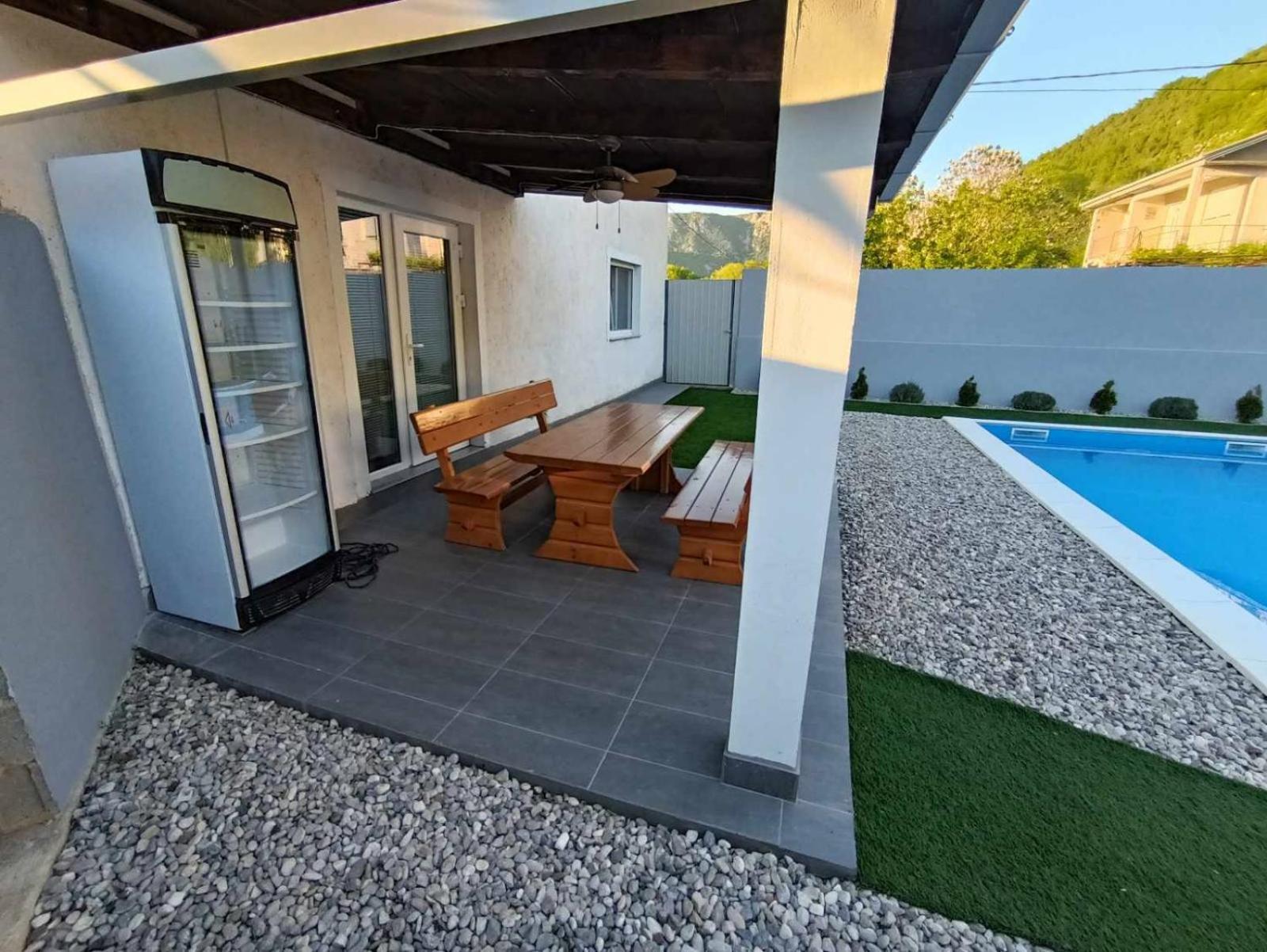 Sasha Apartment and Swimming Pool