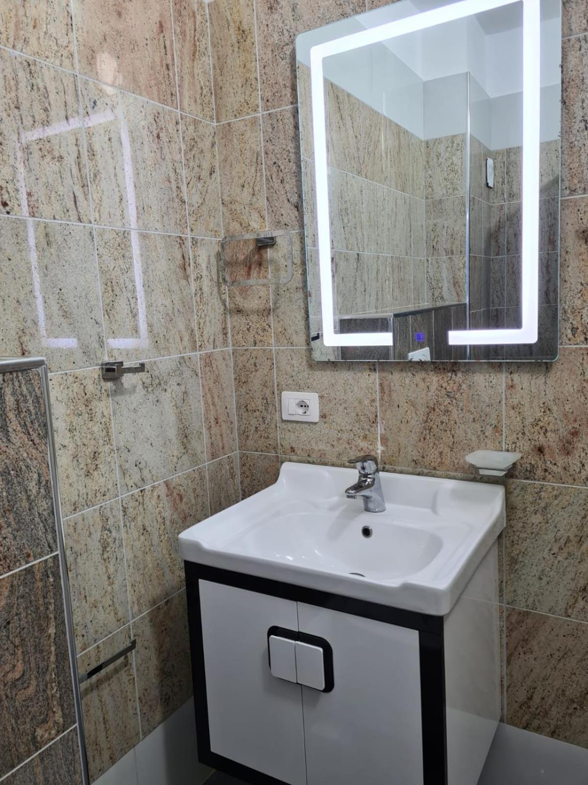 Modern apartment Fishta Q5 22