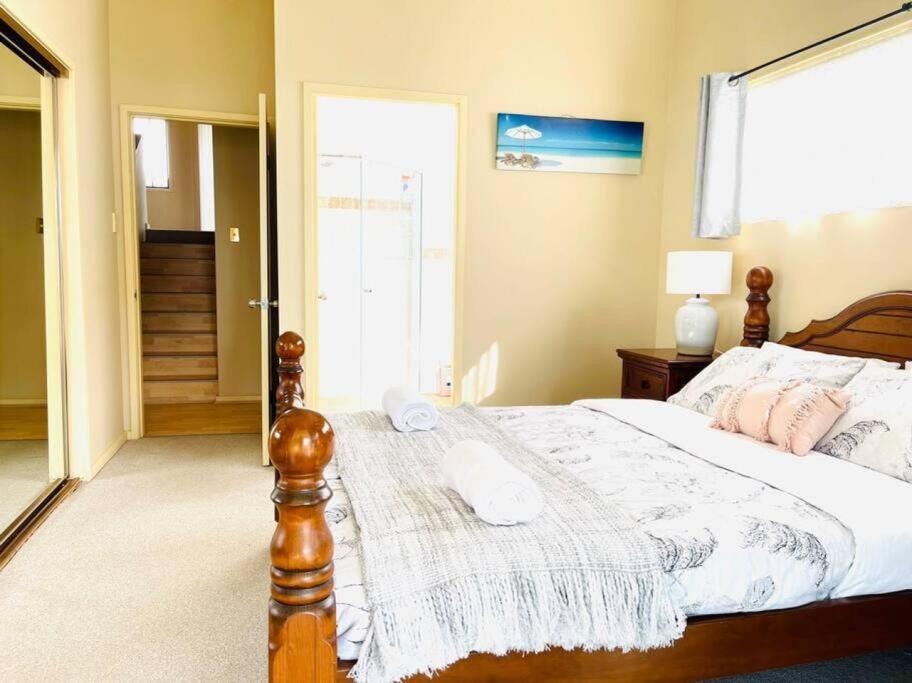 Aircabin - Tuggerawong - Lake Front - 3 Beds House