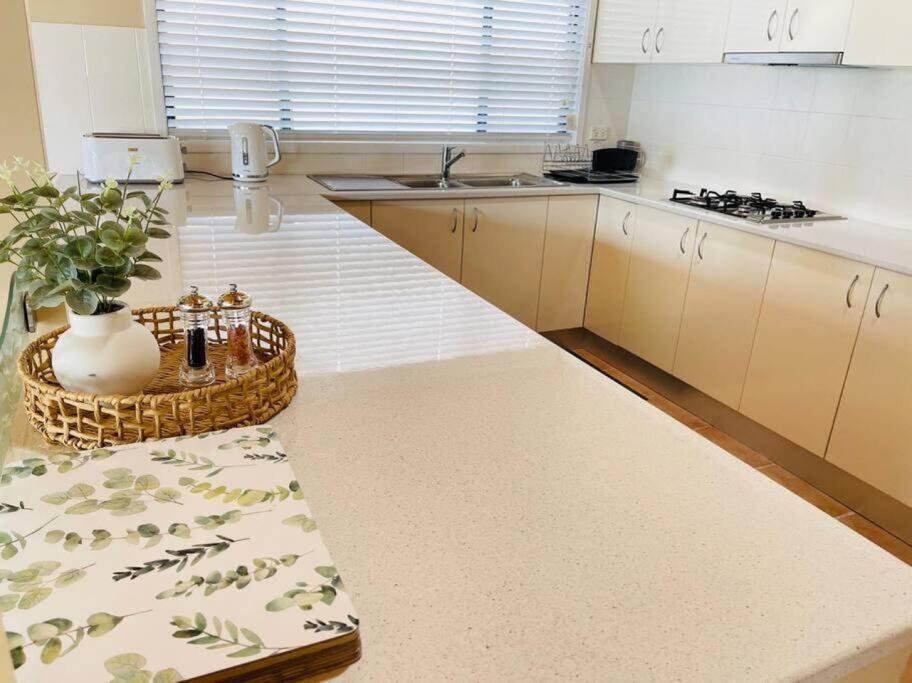 Aircabin - Tuggerawong - Lake Front - 3 Beds House