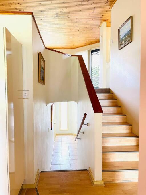 Aircabin - Tuggerawong - Lake Front - 3 Beds House