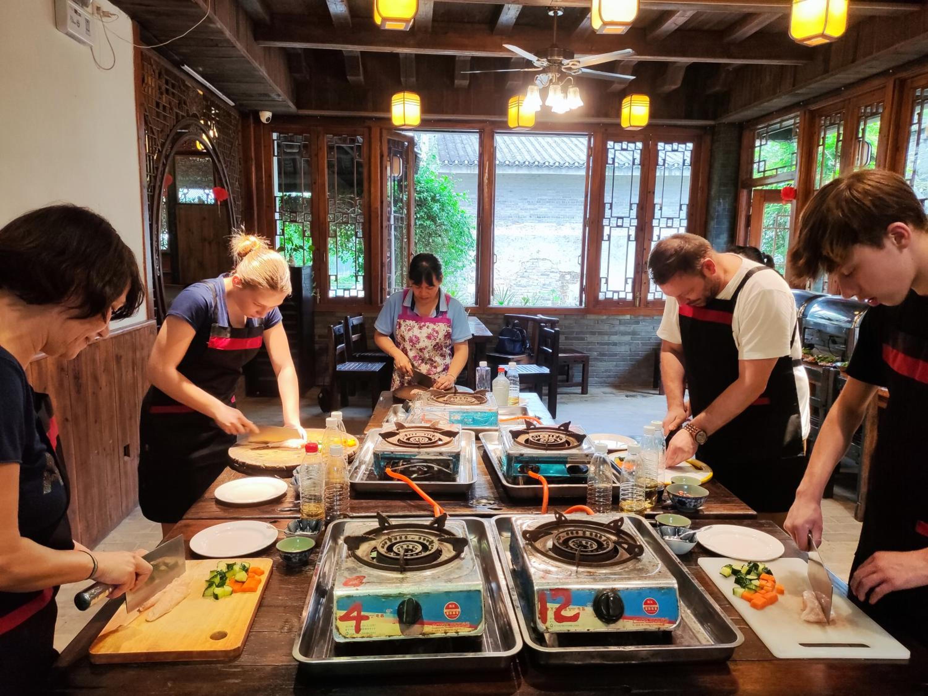 Yangshuo River Lodge Hotel--English speaking team&Swimming pool&Activties organized&Free pick up from Airport or TS over 3 nights