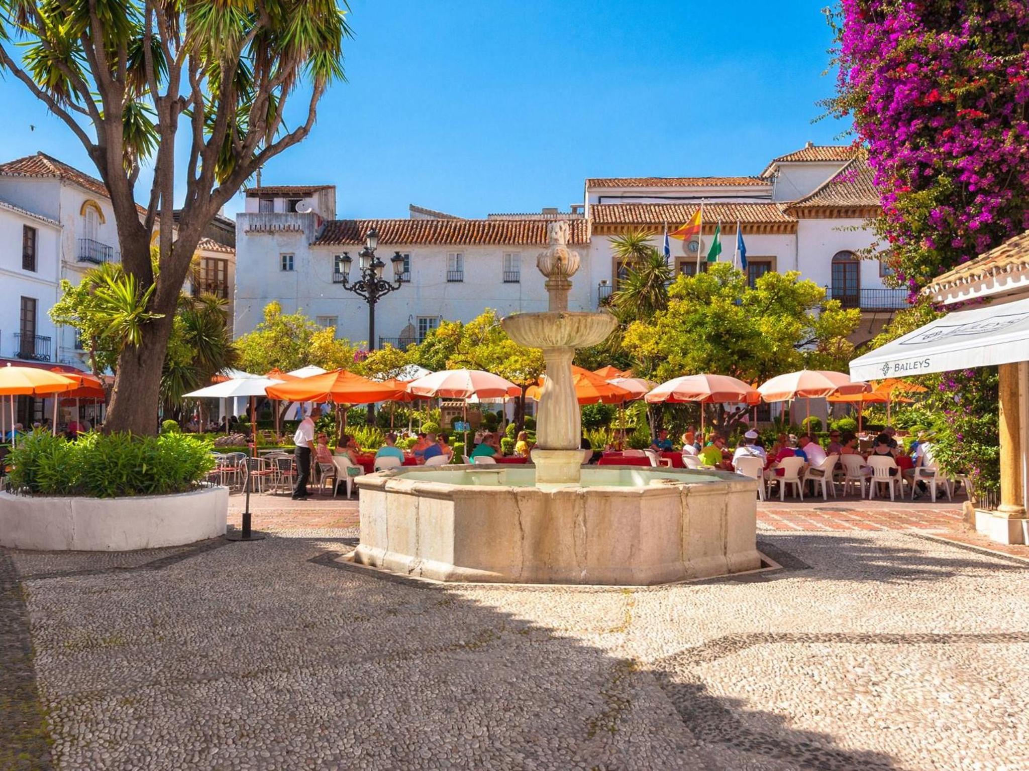 Seafront in Marbella with pool and garage