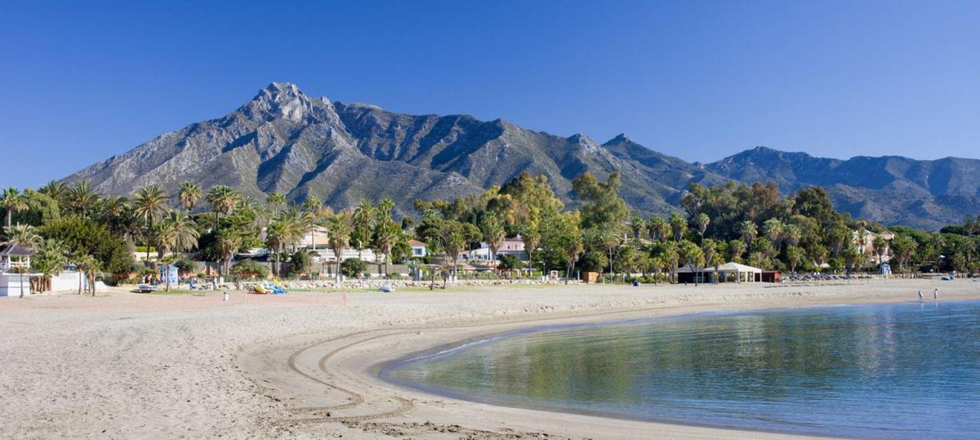 Seafront in Marbella with pool and garage