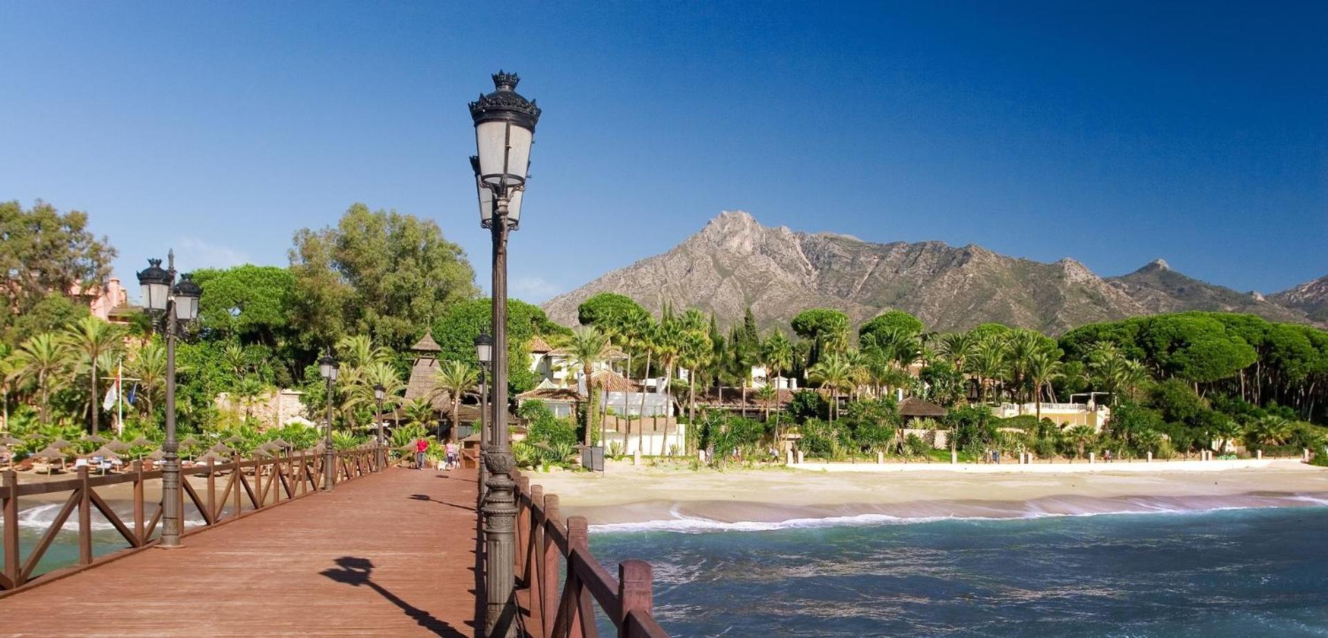 Seafront in Marbella with pool and garage