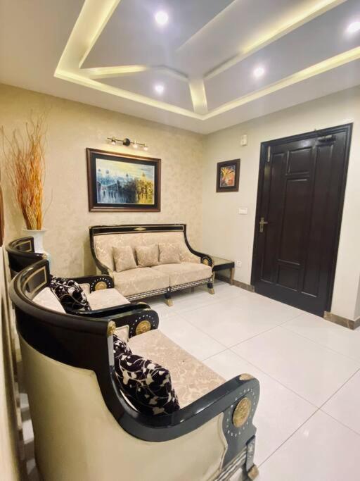 Bahria Town Lahore - NEXT INN Luxury Apartment to Admire your stay 102 view 3