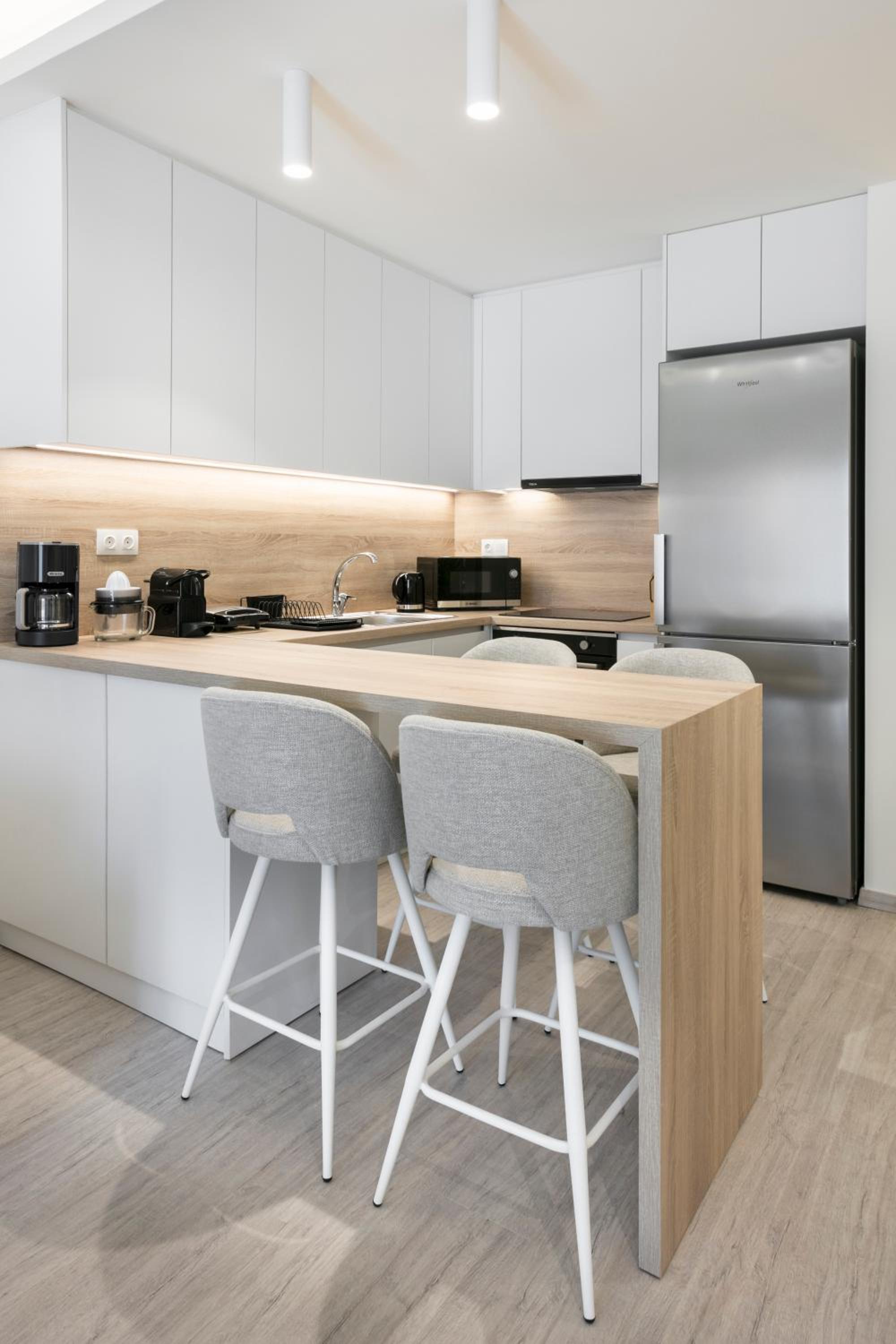 Deluxe Apartment in Kallithea with Balcony & Wifi