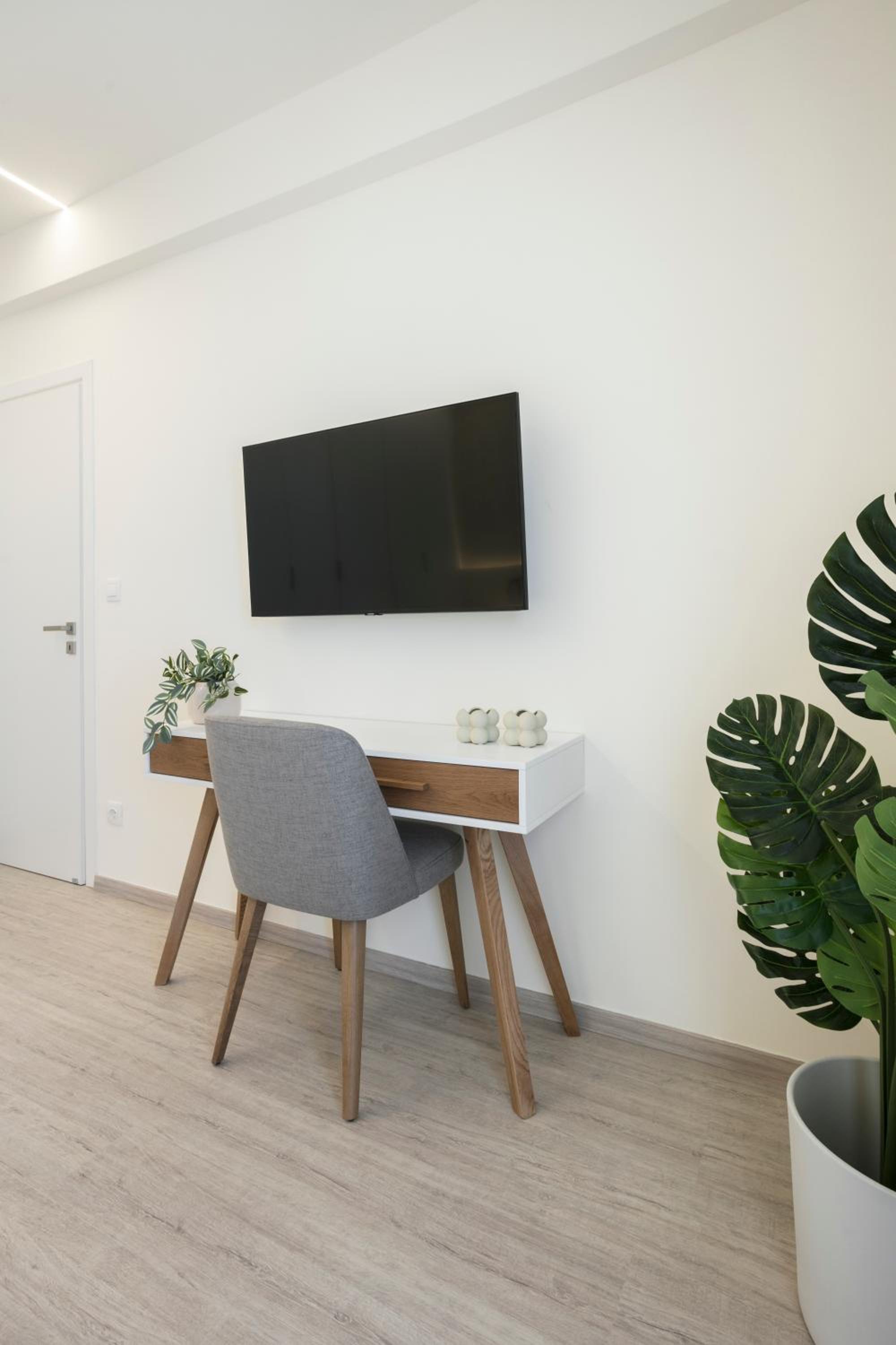 Deluxe Apartment in Kallithea with Balcony & Wifi