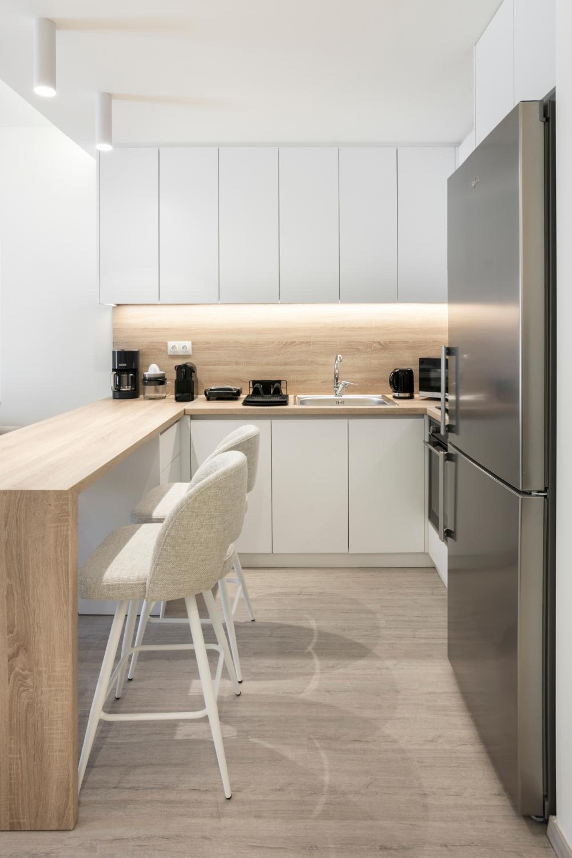 Deluxe Apartment in Kallithea with Balcony & Wifi