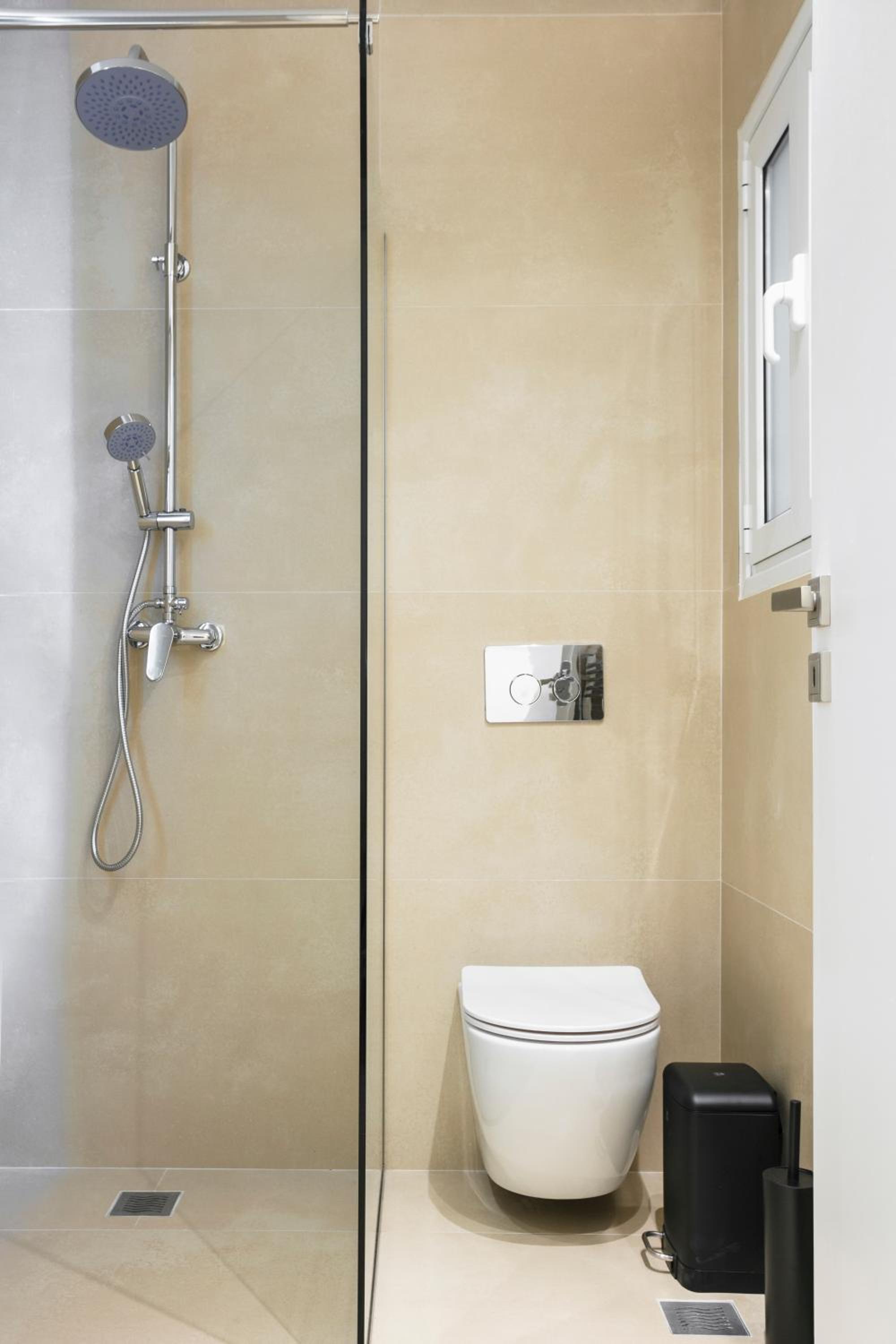 Deluxe Apartment in Kallithea with Balcony & Wifi
