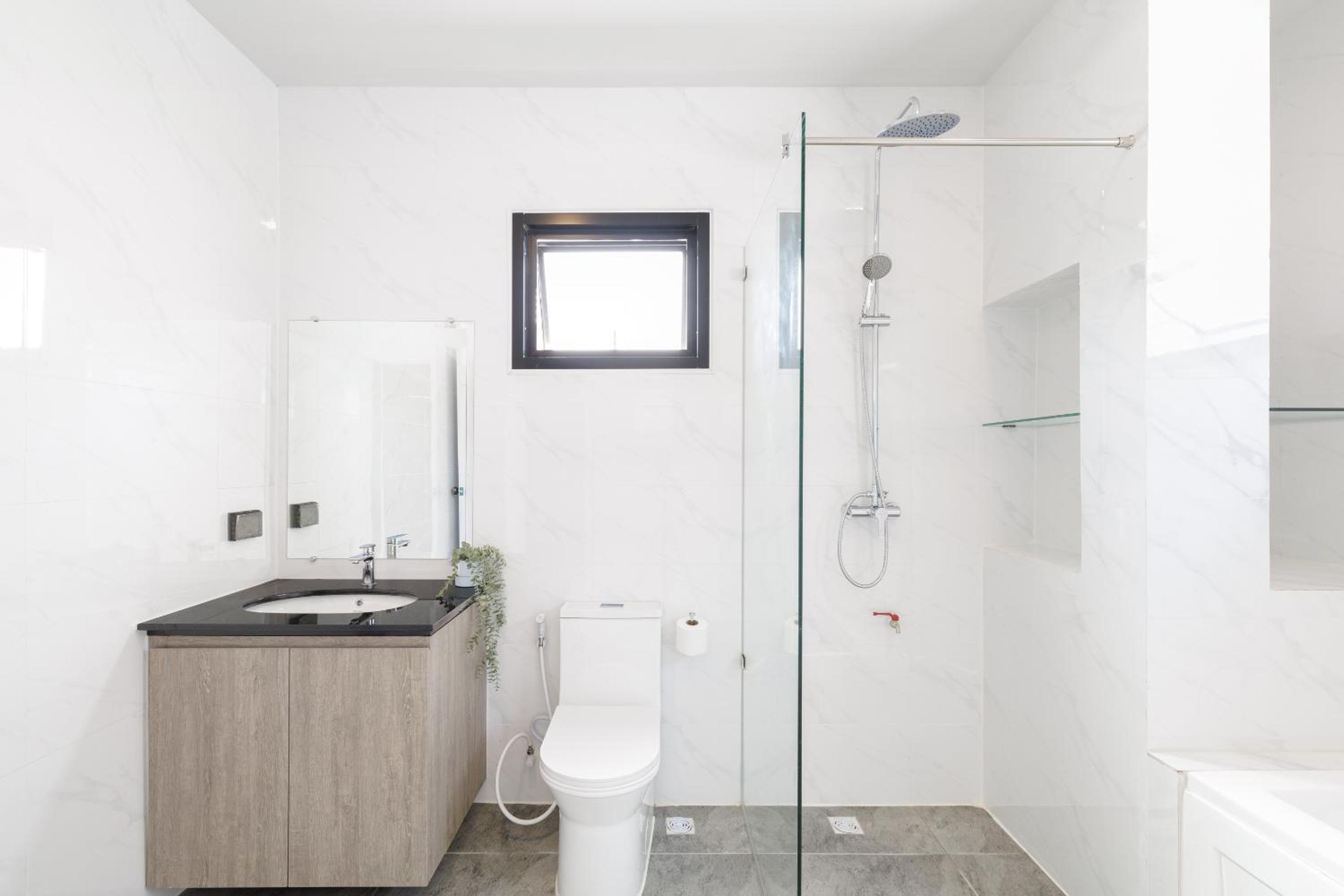 3-bedroom, 3-bathroom townhouse, community with swimming pool, gym, walking street for 20 minutes by car