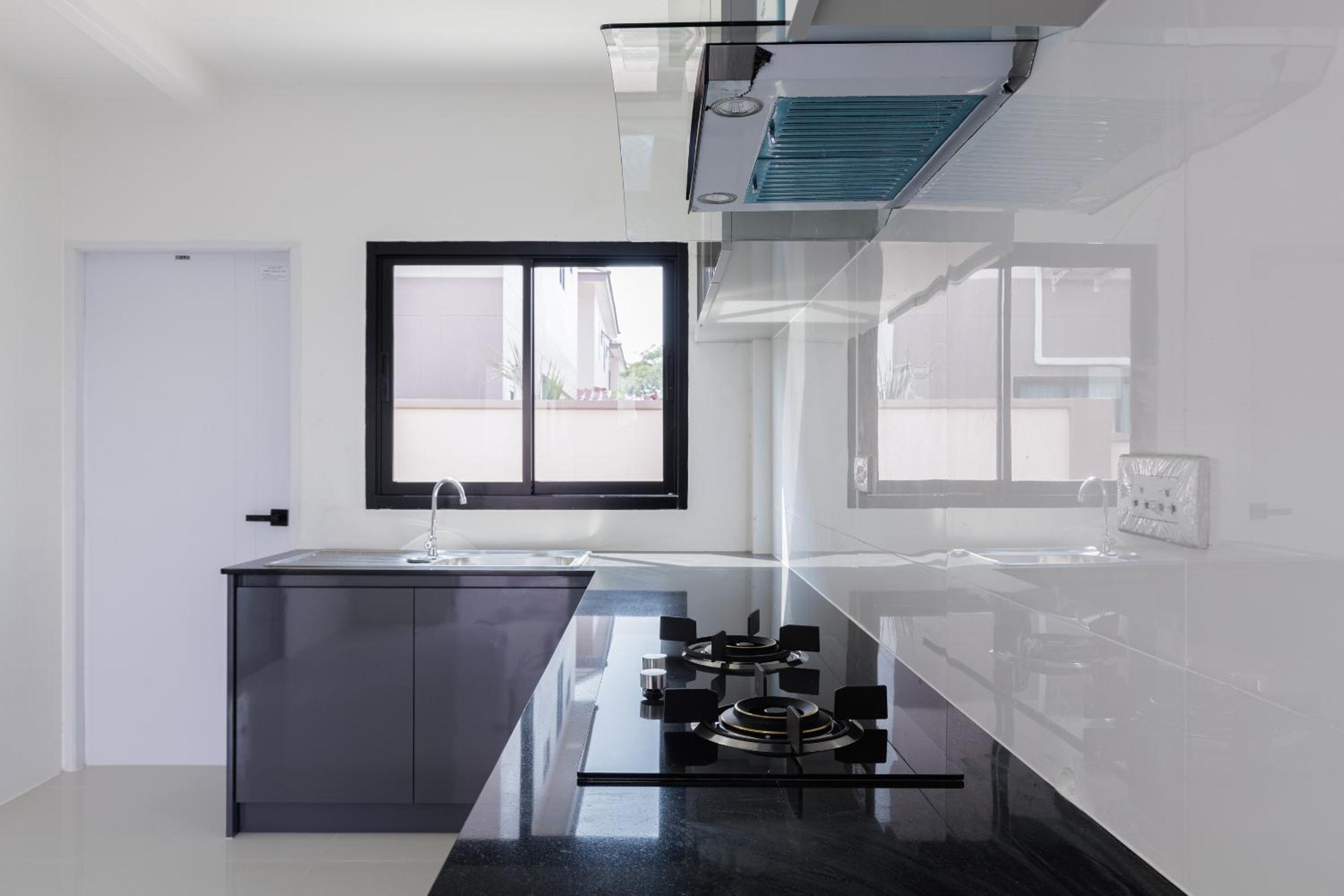 3-bedroom, 3-bathroom townhouse, community with swimming pool, gym, walking street for 20 minutes by car