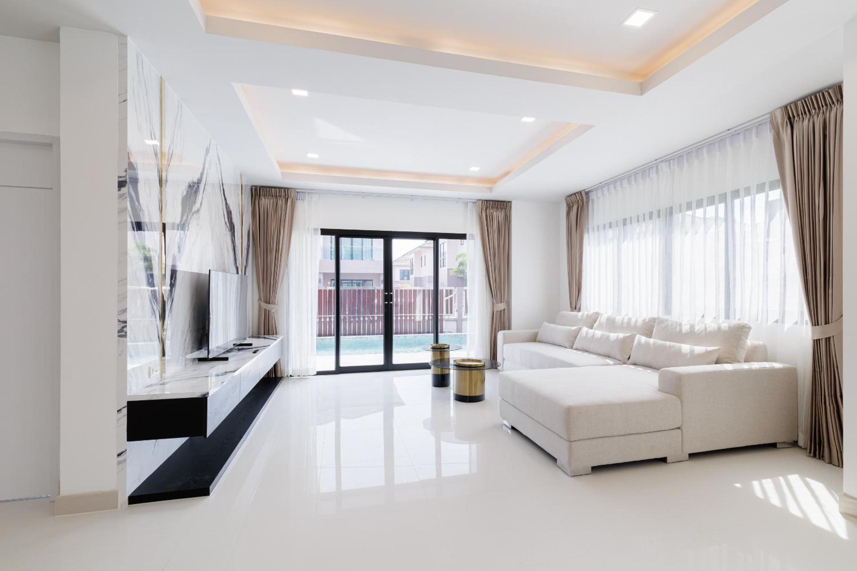 3-bedroom, 3-bathroom townhouse, community with swimming pool, gym, walking street for 20 minutes by car